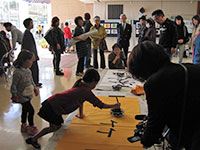 筆で自分の名前を書いてみよう